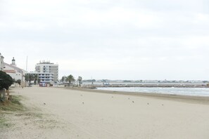 Nära stranden och solstolar