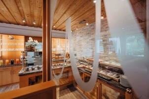Un bufé de desayuno con diversos alimentos y una decoración interior de madera.