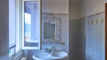 Douche, sèche-cheveux, bidet, serviettes fournies