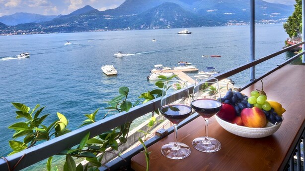 A balcony with a view of a lake, boats, and mountains. - Wonderful Casa Veranda (Varenna)