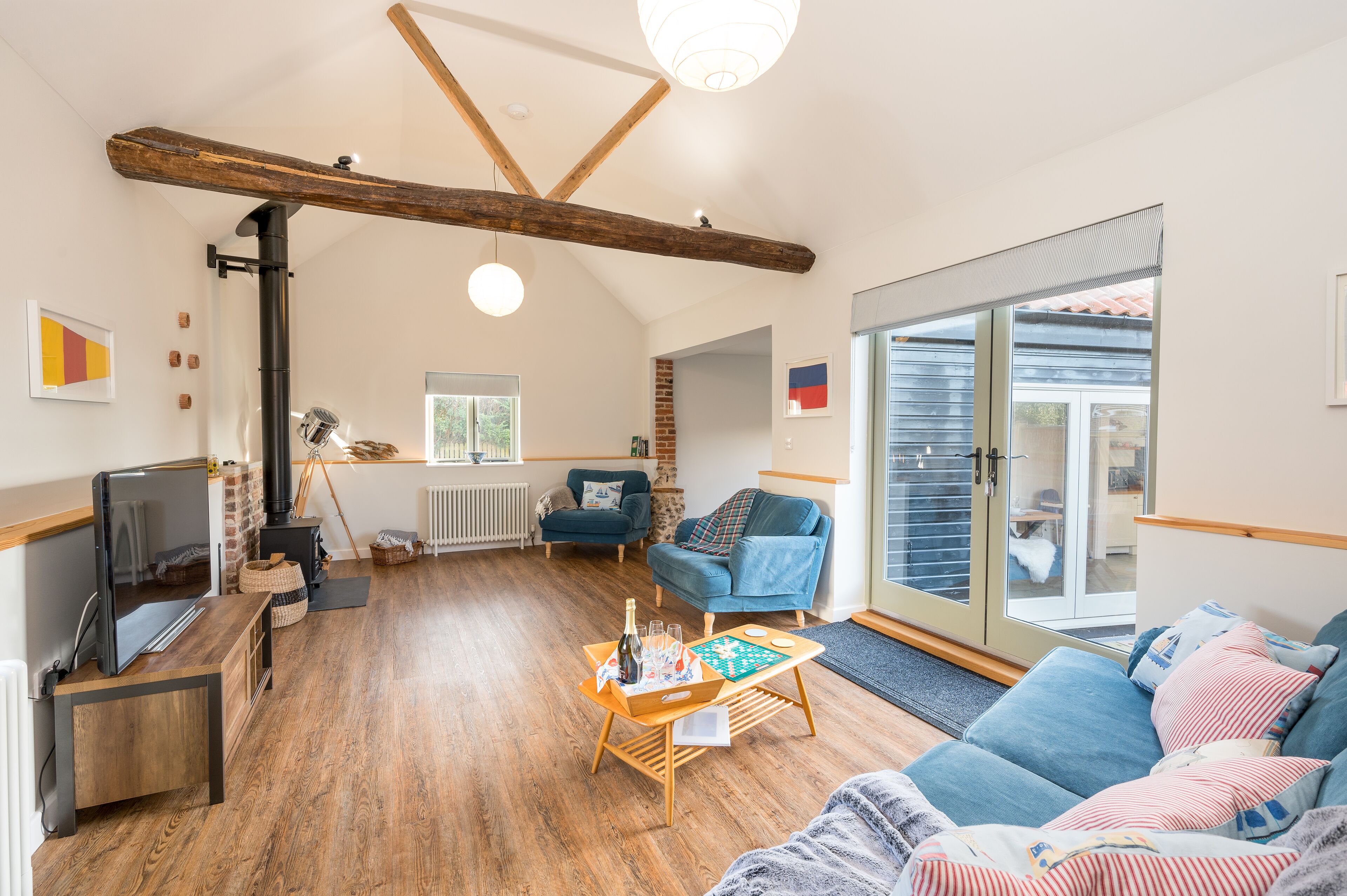 TV connectée, cheminée, lecteur de DVD, table de tennis de table