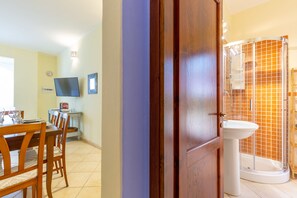 Haartrockner, Handtücher, Seife, Shampoo