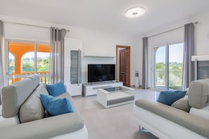 Télévision, table de tennis de table