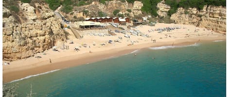 Plage à proximité, chaises longues, serviettes de plage