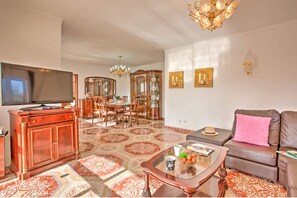 Télévision, cheminée, table de tennis de table