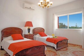4 bedrooms, WiFi, bed sheets