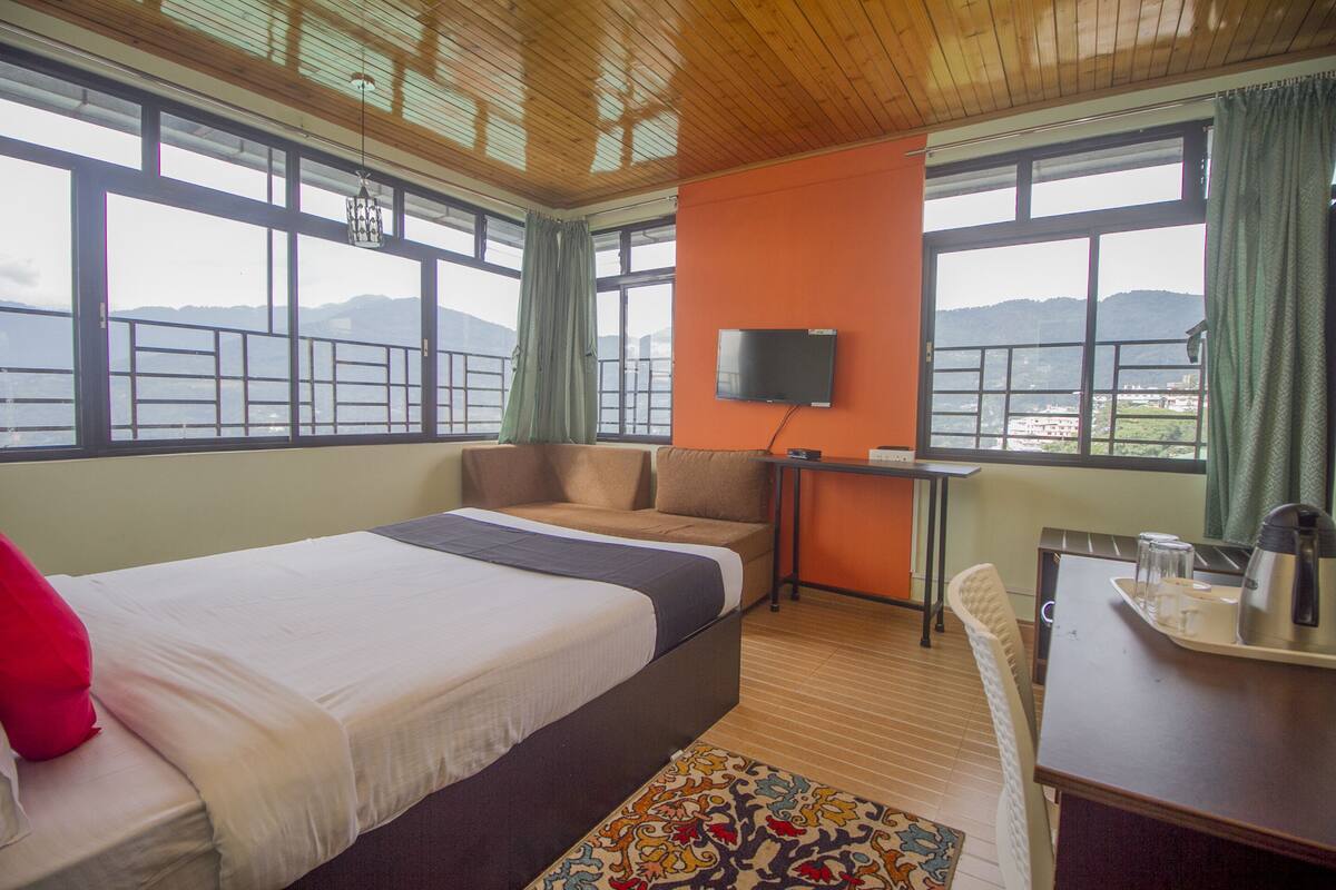 Family Room | Desk, laptop workspace, iron/ironing board, free WiFi