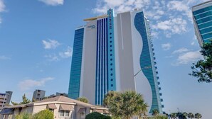 Un grand hôtel moderne, doté d’une façade incurvée originale et d’une enseigne bien visible indiquant « Ocean One ».