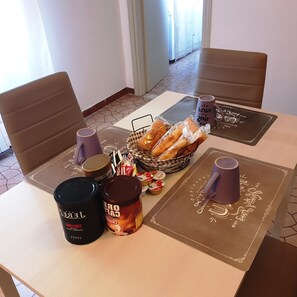 Appartement, 1 chambre | Restauration dans la chambre