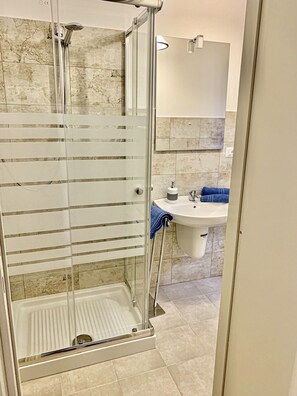 Douche, serviettes fournies