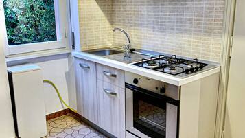 Frigorifero, forno, piano cottura, pentole/stoviglie/utensili