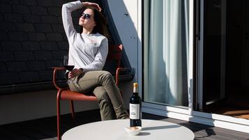 Suite Junior, terrasse | Salle de bain | SĂšche-cheveux, serviettes fournies, savon, shampoing