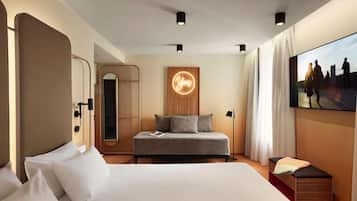 Superior driepersoonskamer, Meerdere bedden | Luxe beddengoed, een laptopwerkplek, verduisterende gordijnen