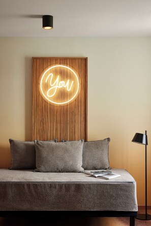 Sengetøy av topp kvalitet, skrivebord for bærbar PC og blendingsgardiner