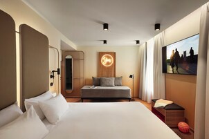 Ropa de cama de alta calidad y espacio para trabajar con laptop 