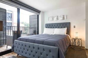 1 dormitorio, escritorio, tabla de planchar con plancha y wifi