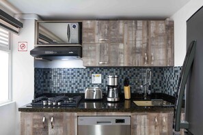 Frigorífico, microondas, placa de cocina y lavavajillas
