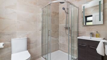 Douche, séchoir à cheveux, serviettes fournies, savon