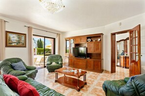 TV, ping pong - 4 bedroom villa with private pool within walking distance to Alporchinhos beach (Porches)
