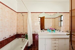 Combined shower/bathtub, hair dryer, towels - 4 bedroom villa with private pool within walking distance to Alporchinhos beach (Porches)