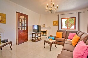 TV, table tennis - Lovely house with private pool, close to beach, restaurant and store (Porches)