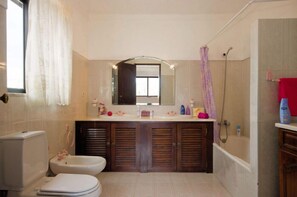 Duschwanne, Haartrockner, Bidet, Handtücher