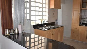 Microwave, cookware/dishes/utensils