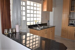 Microwave, cookware/dishes/utensils