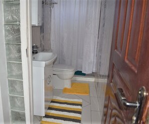 Douche, sèche-cheveux, serviettes fournies