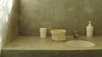 Ducha, toallas, jabón y papel higiénico