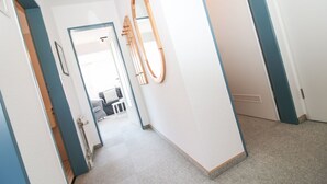 A hallway with a door leading to a living area. - Cozy apartment with balcony for 4 people (Greetsiel)