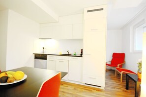 Studio, phù hợp cho người khuyết tật, bếp | Bếp riêng | Lò vi sóng, máy rửa bát, dụng cụ pha cà phê/trà 