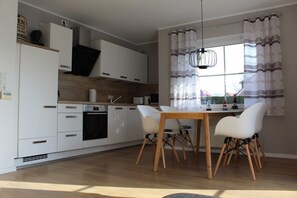 Jääkaappi, mikroaaltouuni, uuni, astianpesukone