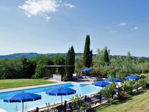 Piscina externa, espreguiçadeiras