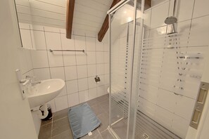 Apartment, 2 Bedrooms, 2 Bathrooms | Bathroom | Shower, towels - ZH Strawberry - Oerlikon Hitrental Apartment (Zürich)