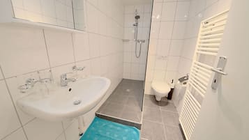 Apartamento, 2 quartos, 2 banheiros | Banheiro | Chuveiro, toalhas de banho