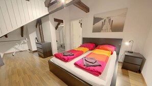 A bedroom with a bed, a desk, a chair, and a wardrobe. - ZH Strawberry - Oerlikon Hitrental Apartment (Zürich)