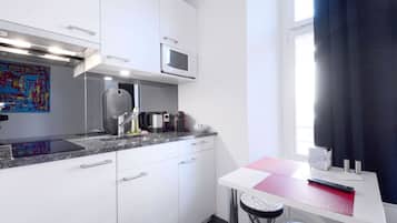 Studio, Kitchen | Private kitchen | Microwave, coffee/tea maker, high chair, cookware/dishes/utensils