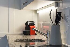 Microondas, cafetera/tetera, silla alta para bebés, utensilios de cocina