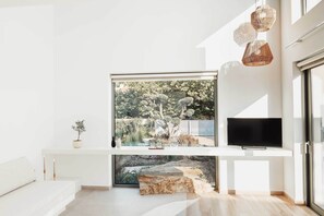 Vila, piscina particular, vista parcial para o mar | Roupas de cama de algodão egípcio, roupas de cama premium