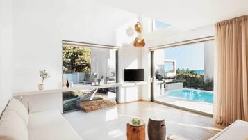 Villa, piscine privée, vue partielle sur la mer