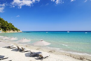 Playa privada, sillas reclinables de playa, sombrillas, toallas de playa