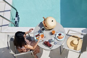 Free daily on-the-go breakfast