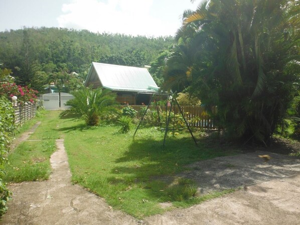 Property grounds - Zayen gites du Houelmont Rivieres sense of the marina (gourbeyre)