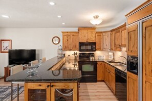 Fridge, microwave, stovetop, dishwasher