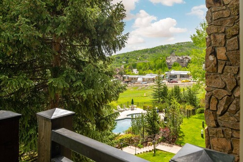 Summer Haven in Snowmass! Stunning Balcony Views, Pool/Hot Tub, Wood FP, Sleeping Den, W/D & Parking