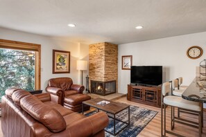 TV, fireplace