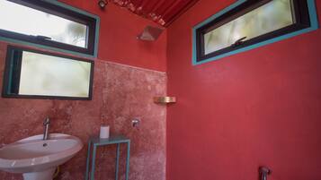 Deluxe Twin Room | Bathroom shower