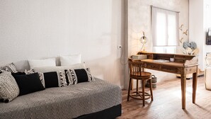 A bedroom with a bed, a desk, and a chair. - Beachfront luxury villa with hot tub & sunset view (Chania)