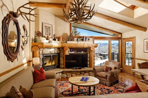 Beautiful Snowmass Getaway! Scenic Views, Balcony, Pool, Hot Tub, Gas FP, Elevator & Trail Access